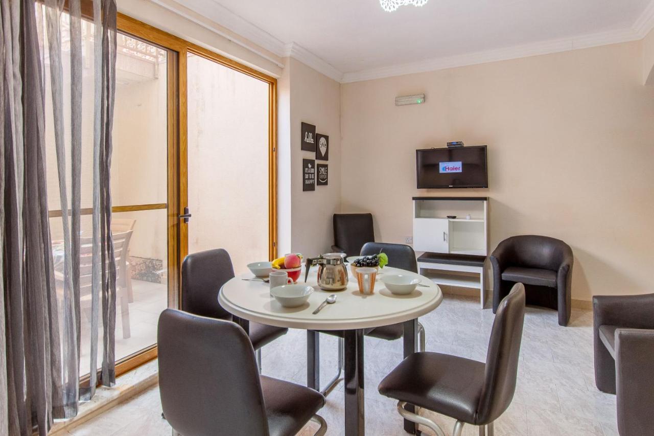 Pool And Sea Merill Apartments - Happy Rentals Меллиеха Экстерьер фото