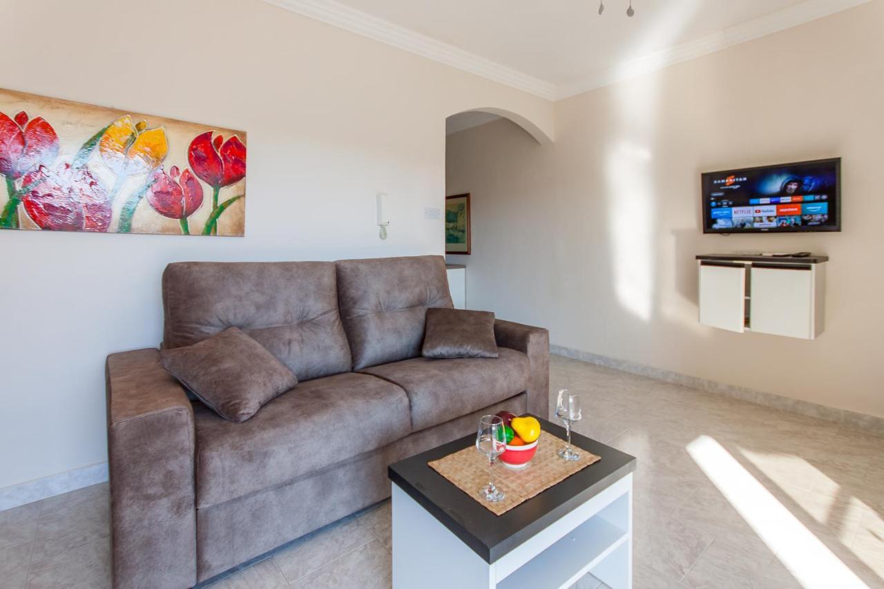 Pool And Sea Merill Apartments - Happy Rentals Меллиеха Экстерьер фото